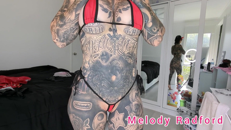 Melody Radford: Růžová kůže mikro bikiny a zajíček zkouší na haul Melody...