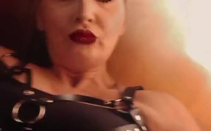 Dominatrix Redsonyja: Tik Tokovi Juices Am de gând să dormi și vezi în direct...