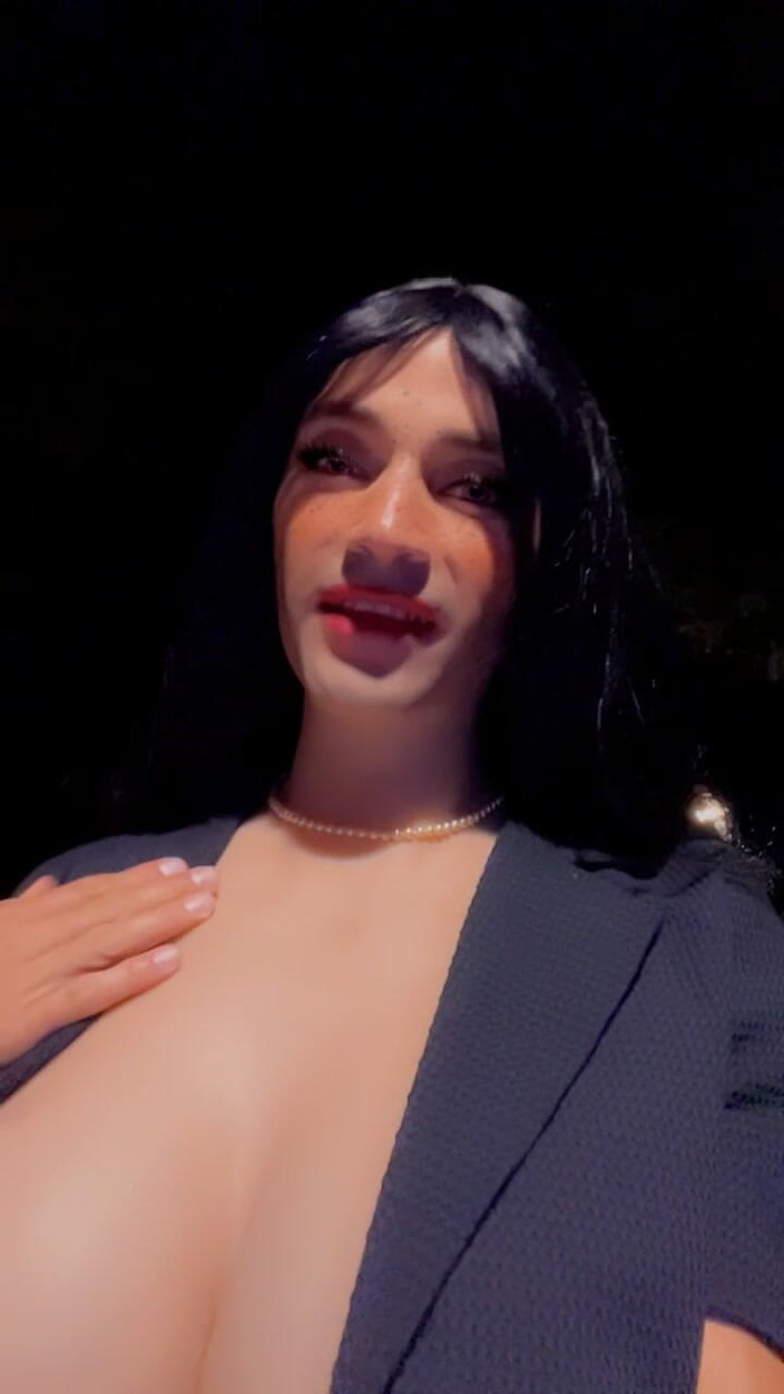 Sissy Slut Brianna: Mettiti sulle mie ginocchia, piccola. Mostrami quanto ti sei perso...