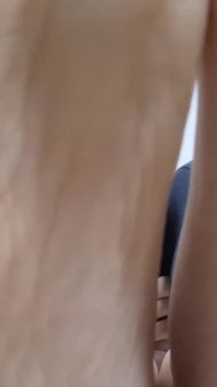Lange zehen und große füße hautnah, detail necken