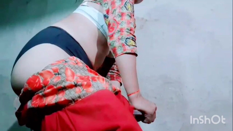 TricolorMusic3: Enquanto pressiona os seios sobre a roupa, ela está gradualmente...