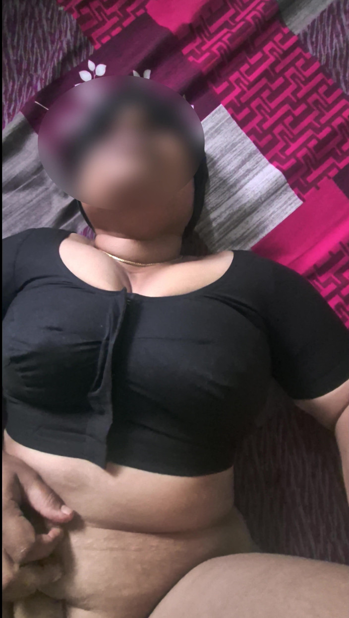 Black & white desicat: Seksowna gospodyni Desi w czarnej bluzce Ciężko jebana i cipki...