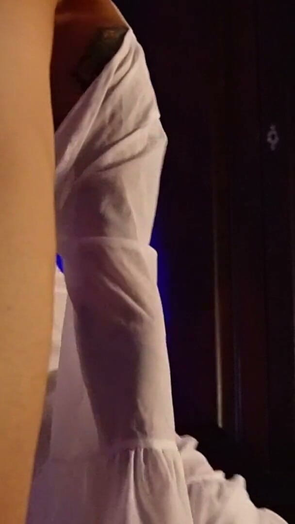 fucktoysu: Sinnliche Geölte Masseuse Oben Ohne Rückenmassage Und Ästhetische Vaginale Perlenvertreibung