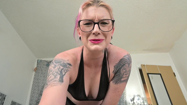 Missellie8: Une puante sent la domination féminine