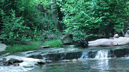 barenakedboy: Flexing vicino alla cascata, cercando di intrufolarsi un piccolo momento...