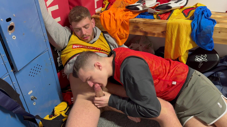 Jak Wycombe: Прямий хлопець відсмоктується в роздягальні