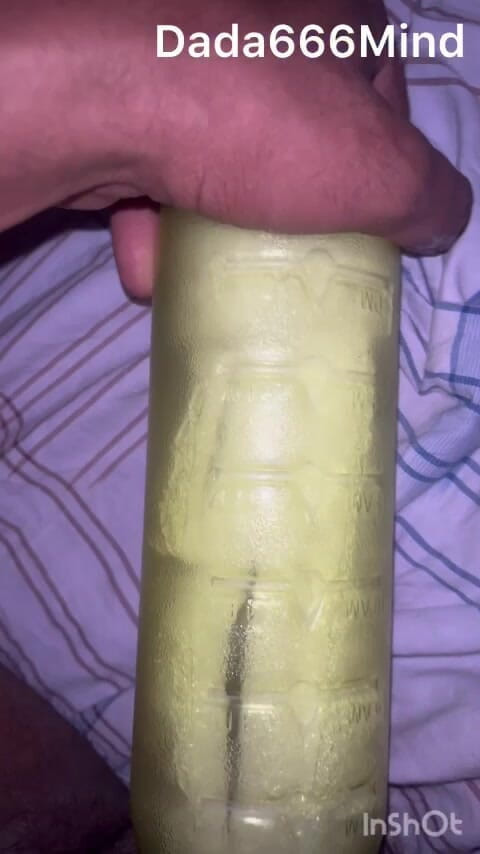 Zingaa: Garoto usando buceta de garrafa de água - ele se fode