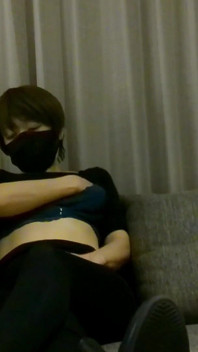 Una donna matura totalmente cosplay si masturba con il vibratore