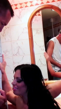 Sexy tettona kerry louise scopa il suo stallone cazzone bianco in bagno