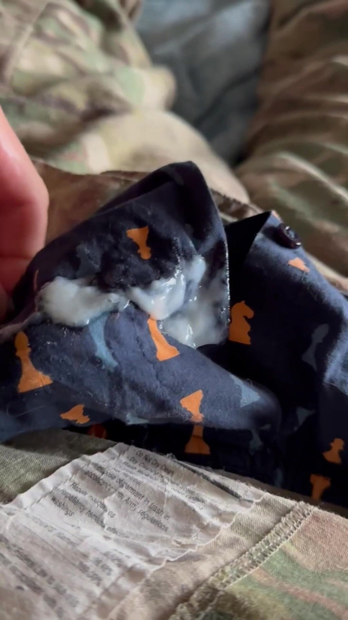 Gay Soldier Stuff: Lo specialista dell'esercito si masturba un grosso carico cremoso dopo...