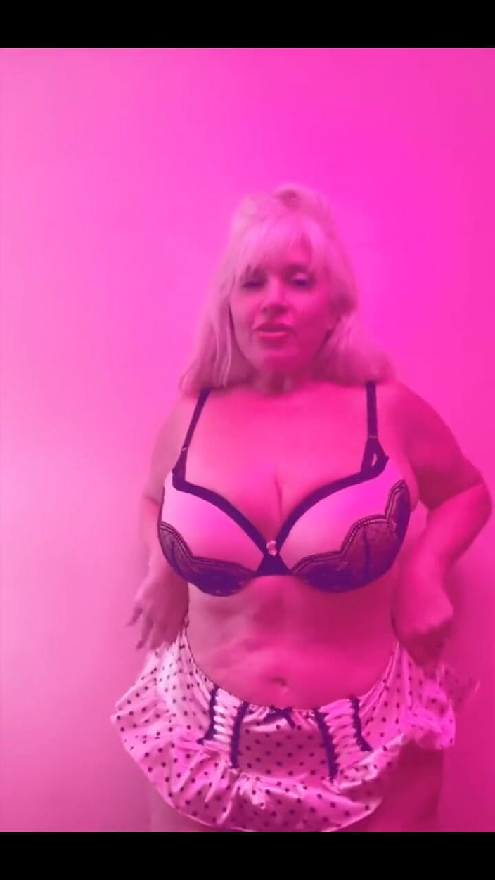 PaintedRose: Ibu tiri menari jalang untuk awak