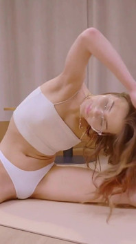 My18teens - pequeña chica Mia Mia hace yoga y folla su coño con los dedos
