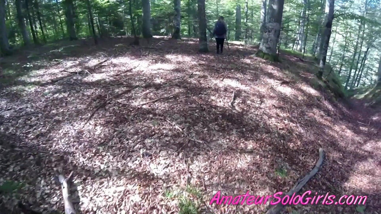 Amateur Solo Girls: Pria dewasa melihat gadis masturbasi di hutan