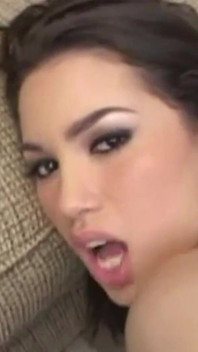Tanec na klíně dostane brunetku s velkým zadkem v náladě na péro