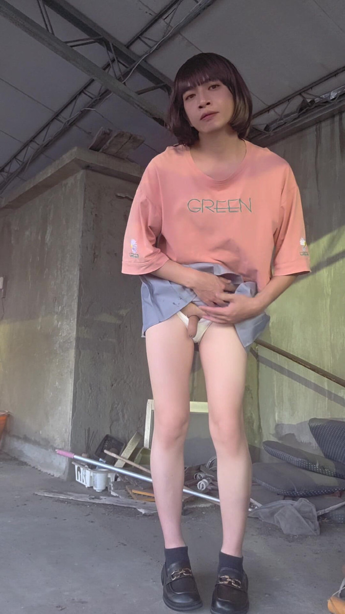 Taiwancdgirl: プリーツスカートに白い下着、そしてテラスに挿入されたアナルプラグ