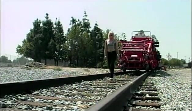 Threeway Entertainment: Хтива блондинка і цицькаста брюнетка роблять незграбний мінет і діляться спермою