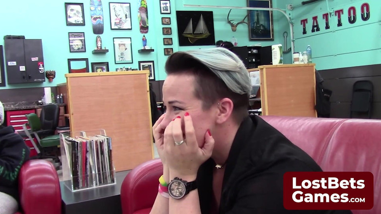 Lost Bets Games: 그녀는 생일에 문신 가게 밖에서 긴장하게 서 있었다.