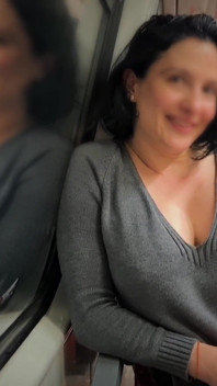 Je me suis fait baiser en public pour la première fois par un inconnu dans un train en mouvement