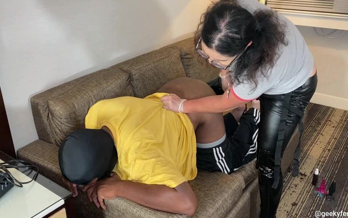 Geeky Femdom: Entraînement anal avec Kimi Chi 2