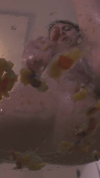 Fruit smoothie, Gina Gerson verplettert fruit met haar poesje en voeten