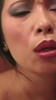 迷人而有趣的亚洲女士整夜被后入式和女牛仔风格性交