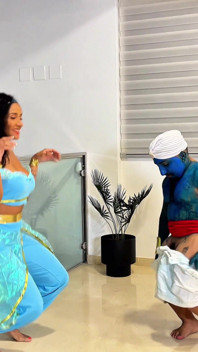 Krásná Jasmine dostane anál od velkého čůráka modrého trpasličího džina