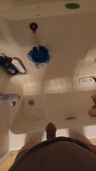 Fare pipì nella vasca.