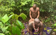 In de bossen van Nigeria met grote kont papa black voor een harde op zijn hondjes