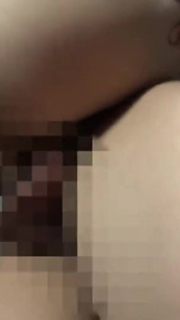Vdaná žena na mě tlačí v přeplněném autobuse. - c