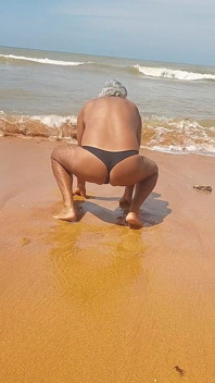 Ladysilva en la playa en bragas bronceando su culo caliente