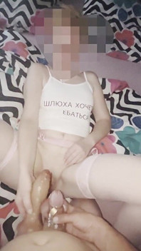 Cuckold-koppel speelt met dildo