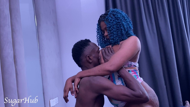 Sugarhug: Ik raakte haar poesje hard en ze spuit geen enkel...