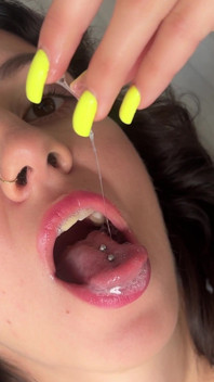 na boca brincando com esperma