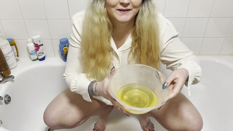 MissFFW: Femeie mare și țâțoasă se joacă cu pișat și își înmoaie cămașa albă