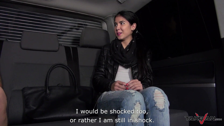 Take Van: Une brune perdue trouve une aide dans une camionnette qui...
