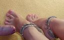 Selena 70: Bàn chân của Selena trong quần anklets