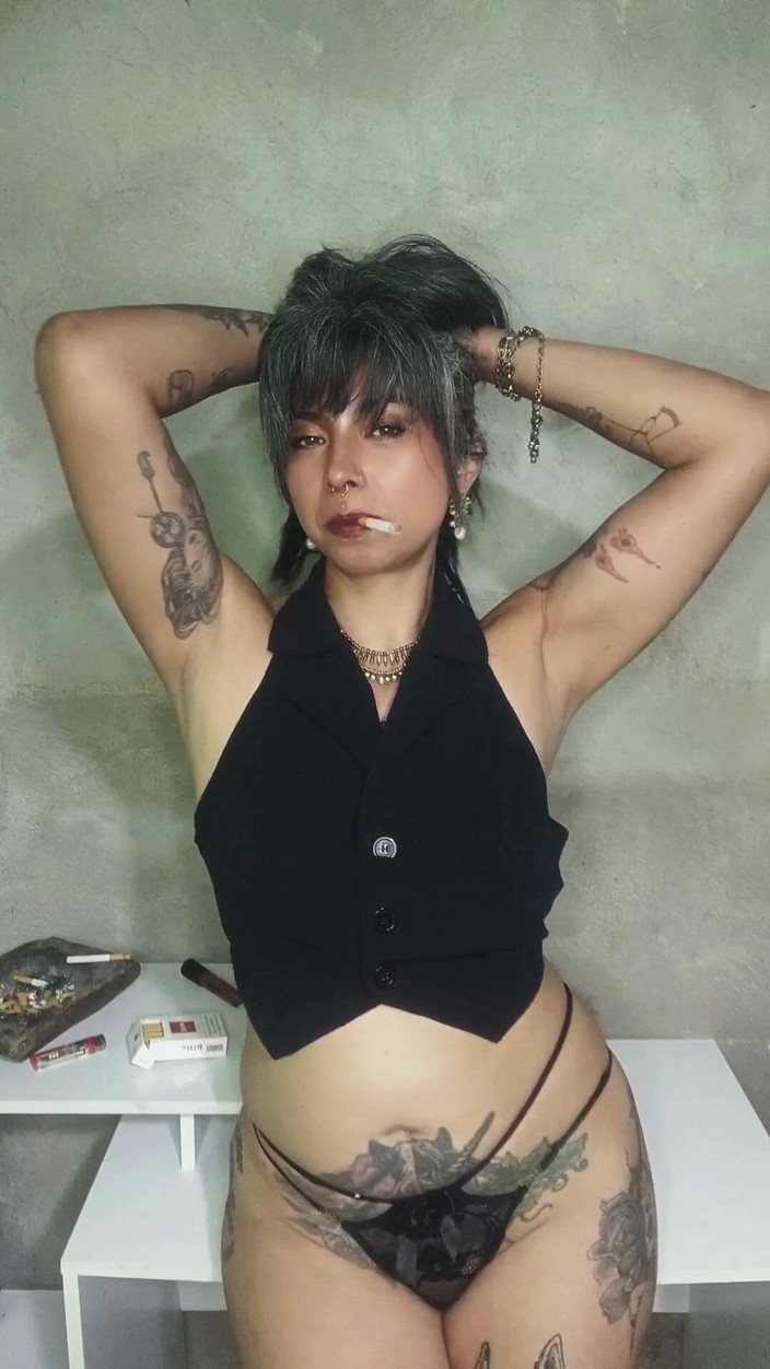 Casia Castro: Doutník, převrhy a ticho