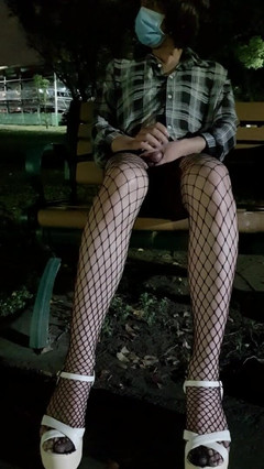 Taiwancdgirl: Crossdressing Venkovní masturbace stříkání na fishnet
