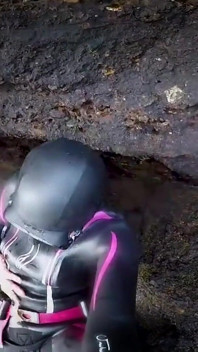 समुद्र किनारे Neoprene Wetsuit और Dive Mask हस्तमैथुन