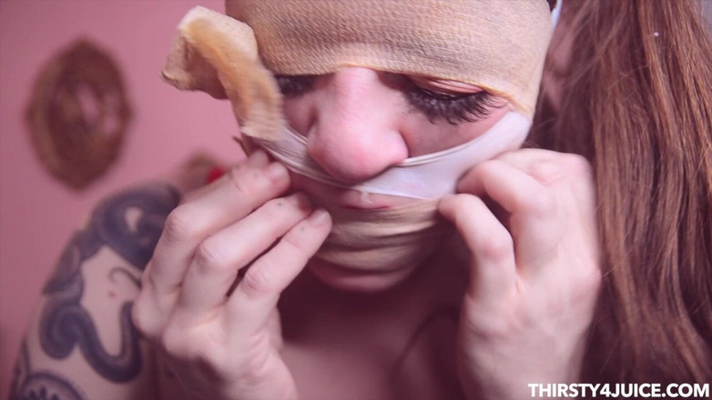 Freshie juice: Lepicí páska a extrémní nos fetiš