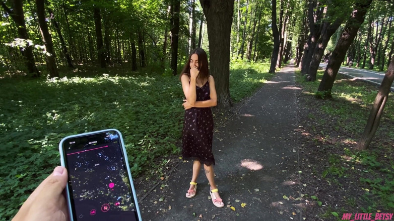 My Little Betsy: Spacer po lesie z bujną zakończoną spuszczeniem na twarzy i...