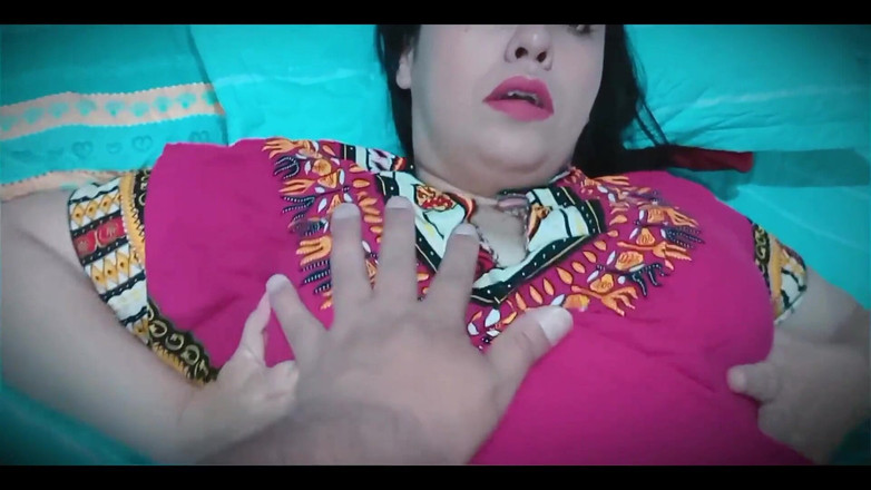 BBW Kelly Mom: Po obejrzeniu filmu porno z moją macochą, jest mokra i...