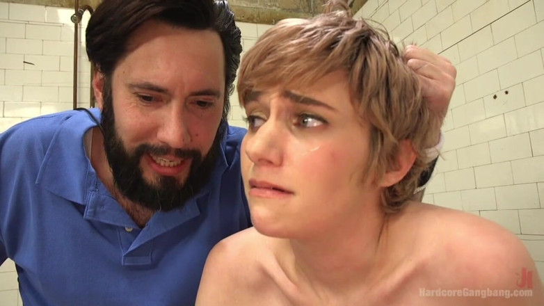 Hardcore Gangbang by Kink: Zierliche journalistin gangbang in eine klaffende analschlampe!