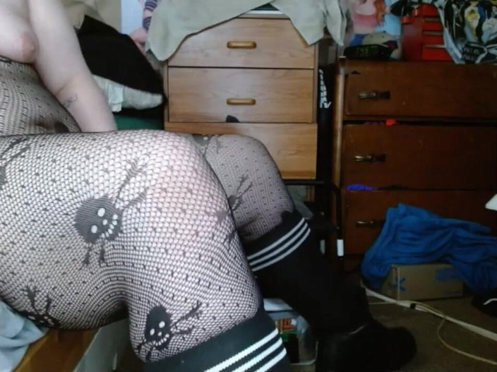 CosmicJones88: Tlustá cross dresser poskakující prsa při šukání robertku do zadku