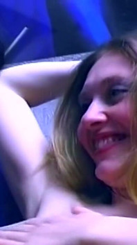 Gagică blondă umple o brunetă matură cu acțiune cu vibrator care picură