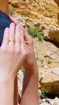 La magra teen Kathylee parla con l'uomo sulla spiaggia che viene scopata e la ragazza guarda