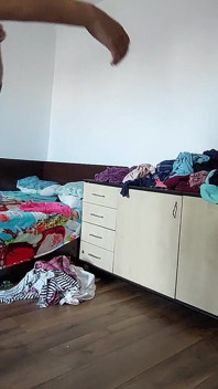 Soția amatoare se distrează încercând hainele și tăindu-le