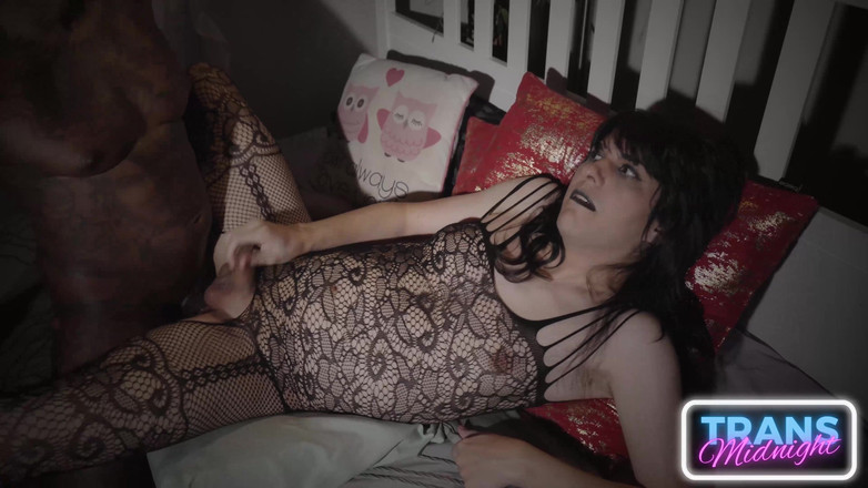 Trans Roommates: Video rekaman seks pendatang baru tricky fey deepthroats dan erangan...
