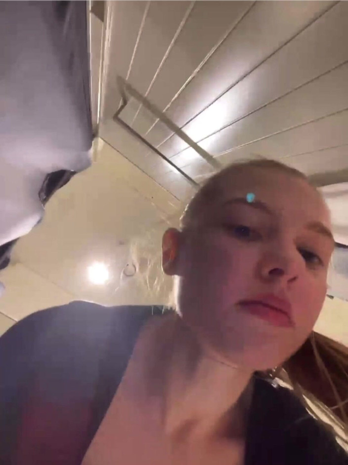 JuiceLussie: Prstění mého zadku zblízka v obchodě