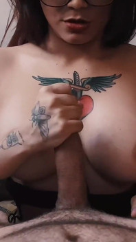 Jeeh suicide ha scopato in modo così perverso il mio cazzo con le sue grandi tette tatuate fino a quando non le ho sborrato dappertutto